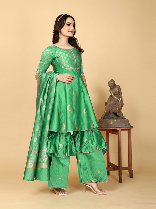 A show-stopping designer sharara set in a mesmerizing shade of magnetic green. Woven for a luxurious feel, this set features a flattering top and wide-leg sharara pants.